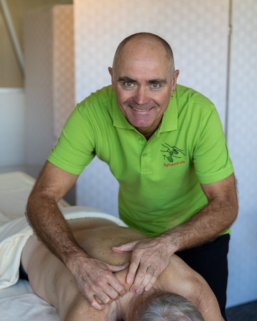 Jürg Stettler massiert in seiner Praxis in Obfelden den Rücken eines Kunden