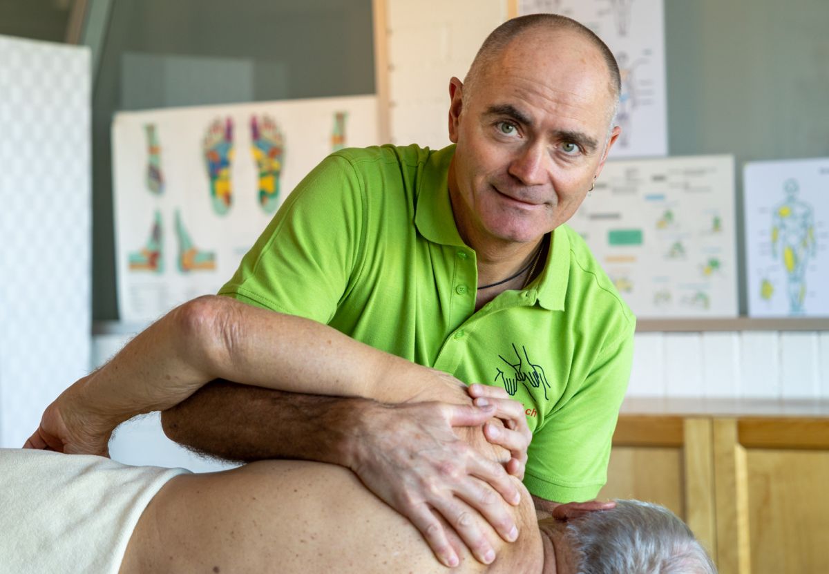 Jürg Stettler bei einer Rückenmassage in seiner Praxis