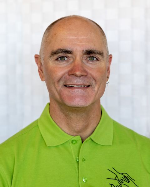 Porträt von Jürg Stettler im grünen byhand-Poloshirt