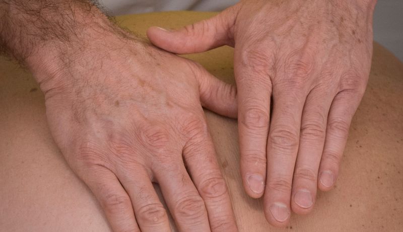Sanfte, kreisende Griffe der Lymphdrainage auf der Haut