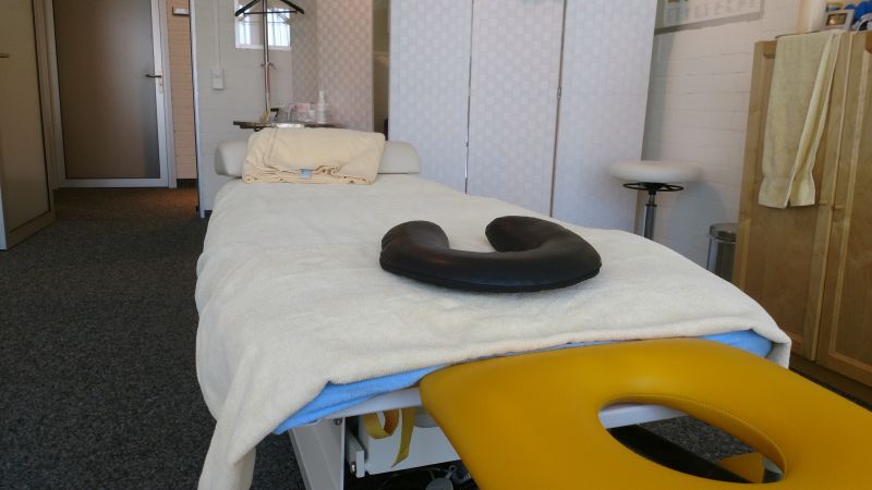 Massageliege mit Gesichtskissen im Behandlungsraum