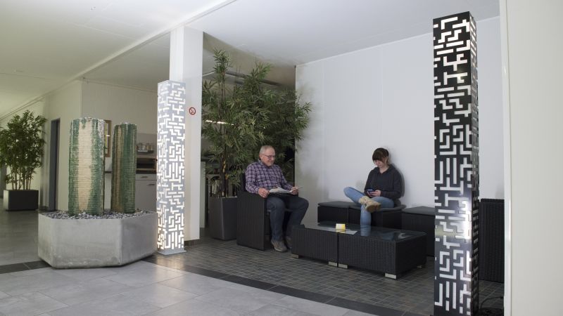 Heller Wartebereich vor der Massagepraxis