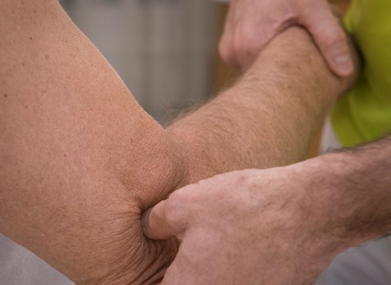 Druckpunktbehandlung am Ellbogen