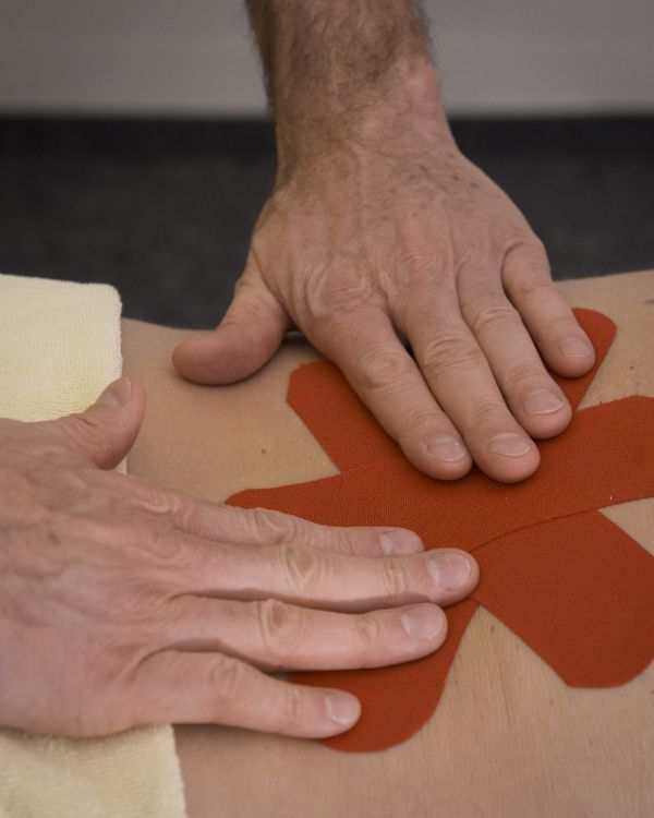 Kinesio-Tape in Sternform am Knie
