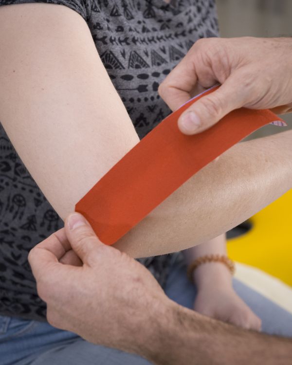 Blaues Kinesio-Tape am Unterschenkel