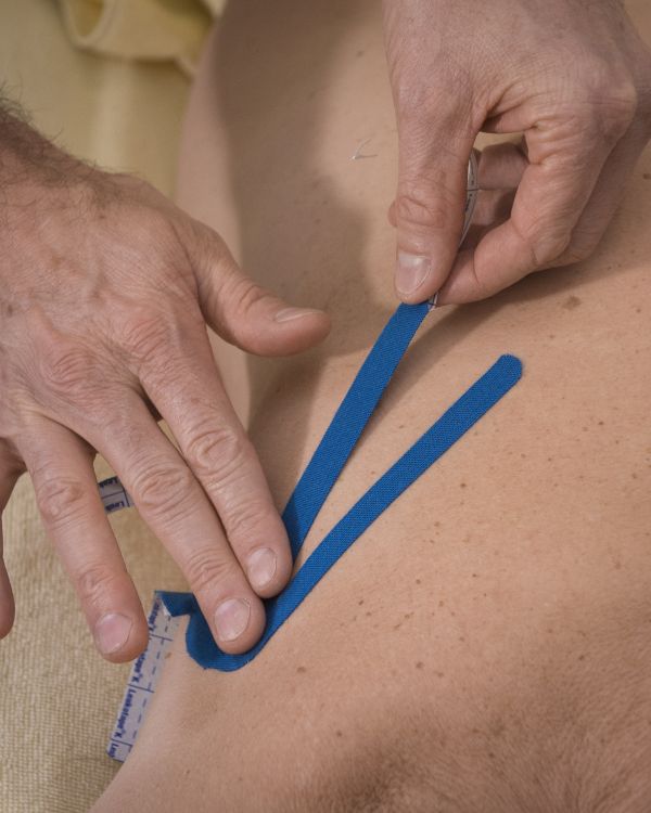 Kinesio-Tape am Rücken